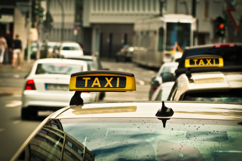 taxis-CARCES-min_road-traffic-car-glass-driving-city-583084-pxhere.com