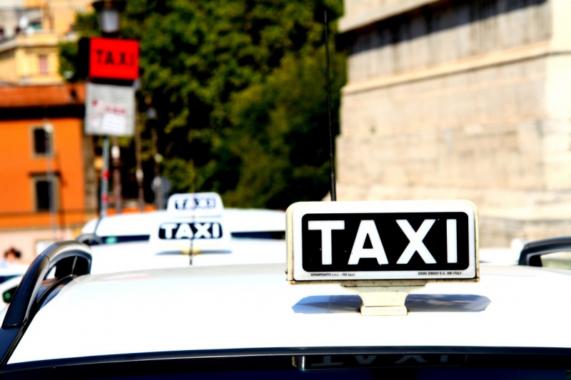 taxis-CARCES-min_taxi_auto_rome_road_white-1051610